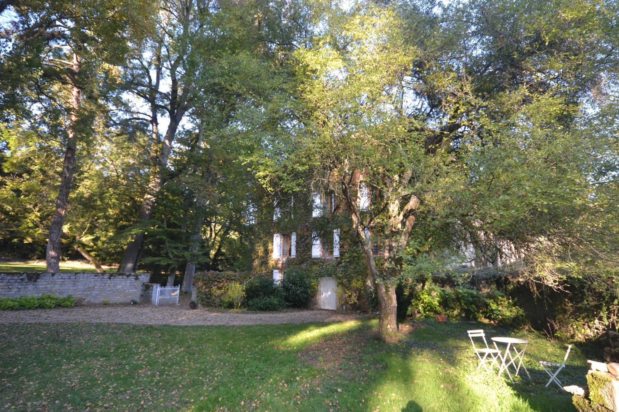 Le Domaine De Moroges Bed & Breakfast Exterior photo